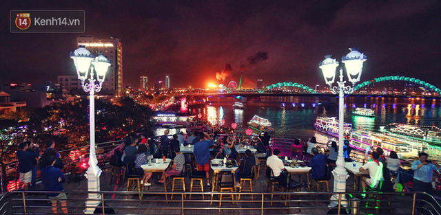 Người dân Đà Nẵng bỏ tiền triệu ngồi du thuyền thưởng lãm màn trình diễn tuyệt đẹp trong đêm thi thứ 2 của Lễ hội pháo hoa quốc tế - Ảnh 4.