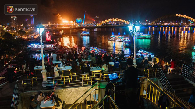 Người dân Đà Nẵng bỏ tiền triệu ngồi du thuyền thưởng lãm màn trình diễn tuyệt đẹp trong đêm thi thứ 2 của Lễ hội pháo hoa quốc tế - Ảnh 5.
