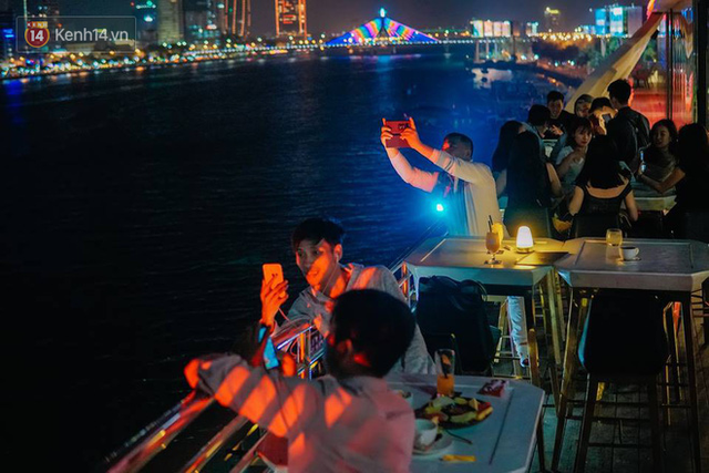 Người dân Đà Nẵng bỏ tiền triệu ngồi du thuyền thưởng lãm màn trình diễn tuyệt đẹp trong đêm thi thứ 2 của Lễ hội pháo hoa quốc tế - Ảnh 6.
