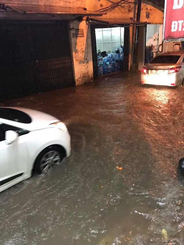  Hà Nội mưa lớn, nhiều tuyến phố ngập sâu - Ảnh 6.
