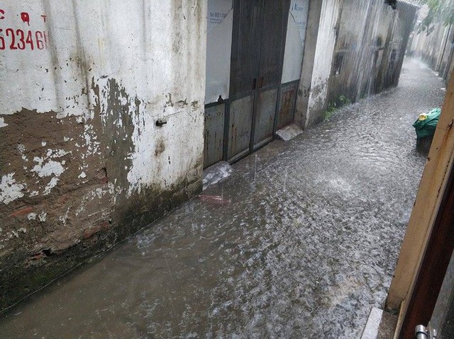  Hà Nội mưa lớn, nhiều tuyến phố ngập sâu - Ảnh 7.