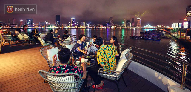 Người dân Đà Nẵng bỏ tiền triệu ngồi du thuyền thưởng lãm màn trình diễn tuyệt đẹp trong đêm thi thứ 2 của Lễ hội pháo hoa quốc tế - Ảnh 8.