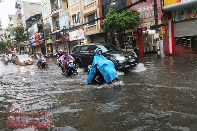  Hà Nội mưa lớn, nhiều tuyến phố ngập sâu - Ảnh 8.