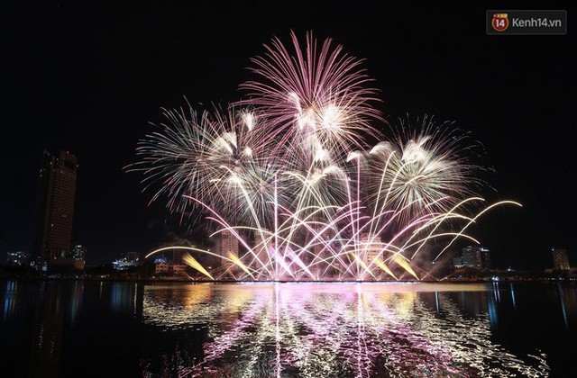 Người dân Đà Nẵng bỏ tiền triệu ngồi du thuyền thưởng lãm màn trình diễn tuyệt đẹp trong đêm thi thứ 2 của Lễ hội pháo hoa quốc tế - Ảnh 9.