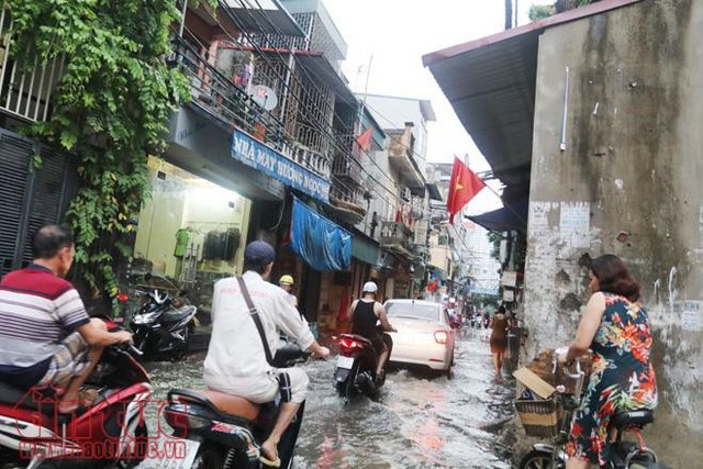  Hà Nội mưa lớn, nhiều tuyến phố ngập sâu - Ảnh 9.