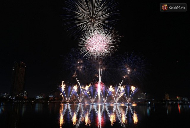 Người dân Đà Nẵng bỏ tiền triệu ngồi du thuyền thưởng lãm màn trình diễn tuyệt đẹp trong đêm thi thứ 2 của Lễ hội pháo hoa quốc tế - Ảnh 10.