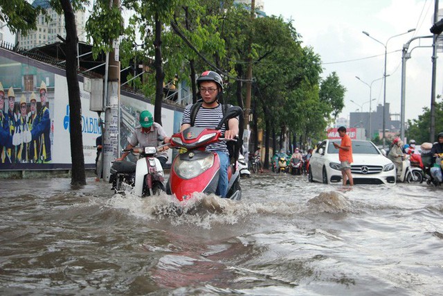  PGĐ TT điều hành chống ngập: Các tuyến đường ngập là do có hệ thống cống nhỏ, xuống cấp - Ảnh 1.