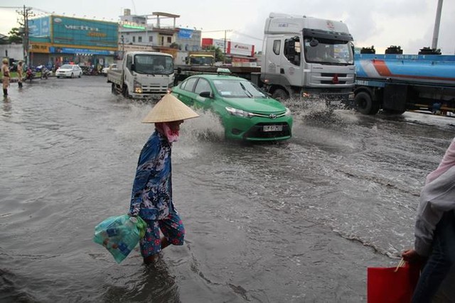 Mưa nhỏ cũng khiến đường Sài Gòn ngập lênh láng  - Ảnh 5.