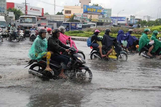 Mưa nhỏ cũng khiến đường Sài Gòn ngập lênh láng  - Ảnh 9.