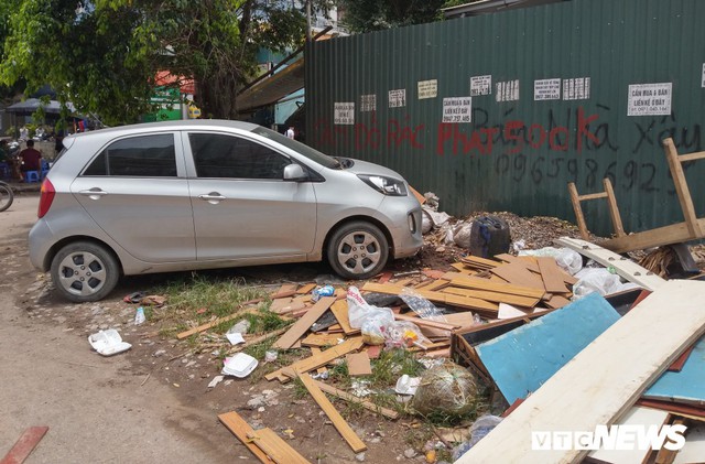 Ảnh: Giải tỏa bãi đỗ xe ở Hà Nội, dân đành để xe trên bãi rác - Ảnh 2.
