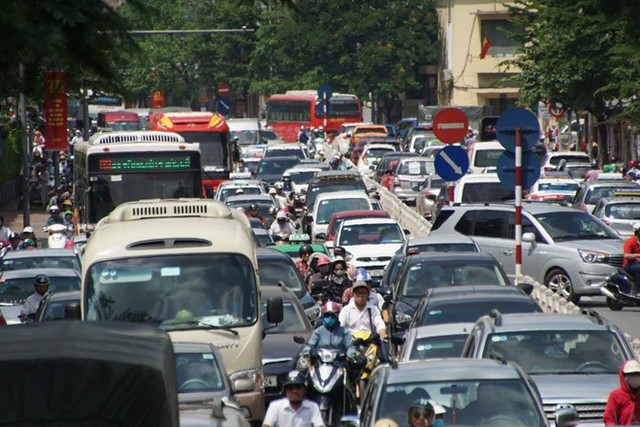  Giữa trưa hè, trung tâm Hà Nội nghẹt thở vì tắc đường  - Ảnh 1.