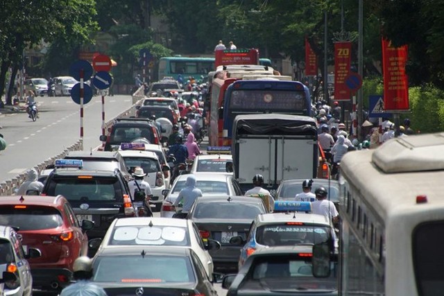  Giữa trưa hè, trung tâm Hà Nội nghẹt thở vì tắc đường  - Ảnh 2.