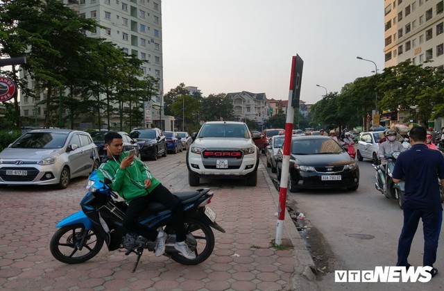 Ảnh: Giải tỏa bãi đỗ xe ở Hà Nội, dân đành để xe trên bãi rác - Ảnh 15.