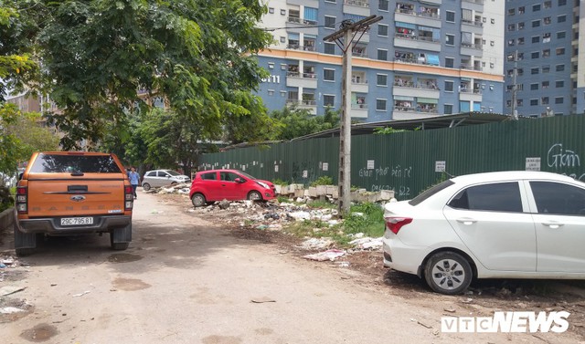 Ảnh: Giải tỏa bãi đỗ xe ở Hà Nội, dân đành để xe trên bãi rác - Ảnh 3.