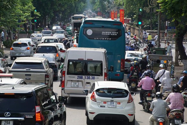  Giữa trưa hè, trung tâm Hà Nội nghẹt thở vì tắc đường  - Ảnh 3.