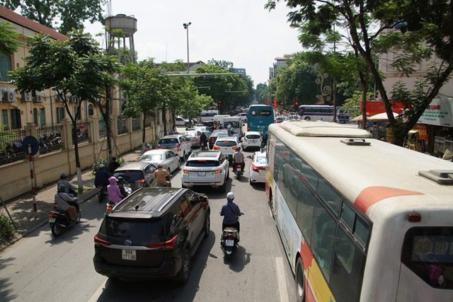  Giữa trưa hè, trung tâm Hà Nội nghẹt thở vì tắc đường  - Ảnh 4.