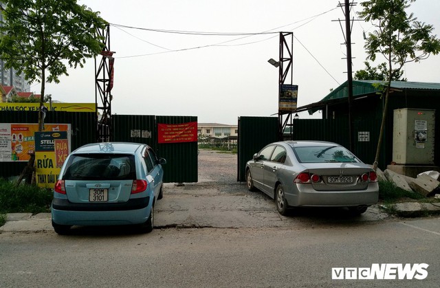 Ảnh: Giải tỏa bãi đỗ xe ở Hà Nội, dân đành để xe trên bãi rác - Ảnh 6.