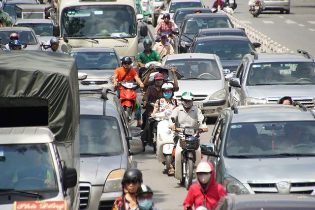  Giữa trưa hè, trung tâm Hà Nội nghẹt thở vì tắc đường  - Ảnh 6.