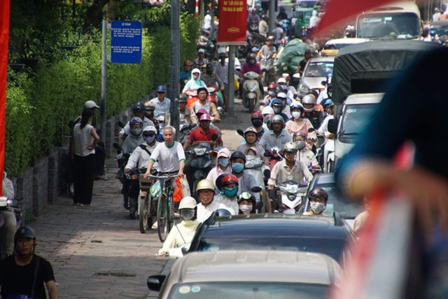  Giữa trưa hè, trung tâm Hà Nội nghẹt thở vì tắc đường  - Ảnh 7.