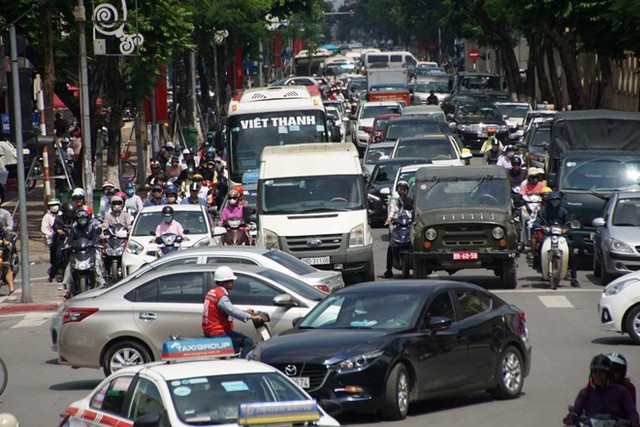  Giữa trưa hè, trung tâm Hà Nội nghẹt thở vì tắc đường  - Ảnh 9.