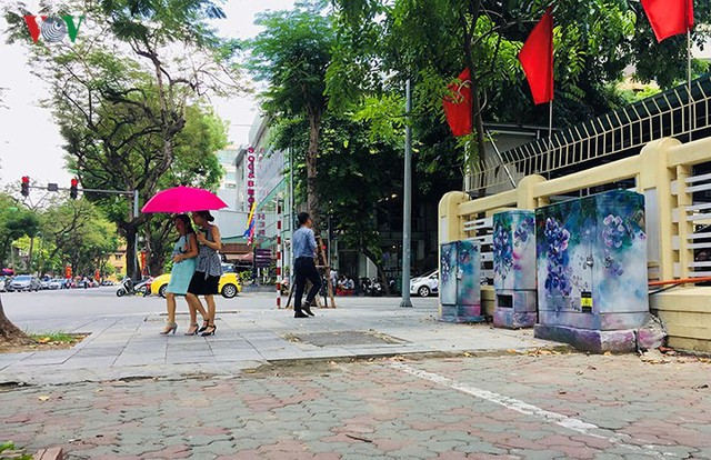 Hà Nội: Hình vẽ hoa trên tủ điện làm đường phố dịu mát ngày hè - Ảnh 1.
