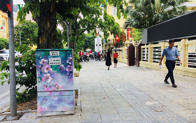 Hà Nội: Hình vẽ hoa trên tủ điện làm đường phố dịu mát ngày hè - Ảnh 2.