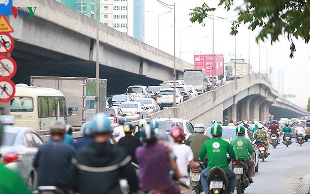 Tai nạn liên tiếp xảy ra, Đại lộ Thăng Long tắc nghẽn nghiêm trọng - Ảnh 2.