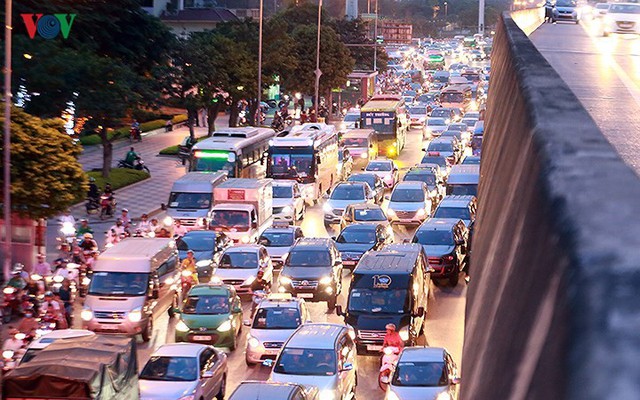 Tai nạn liên tiếp xảy ra, Đại lộ Thăng Long tắc nghẽn nghiêm trọng - Ảnh 11.