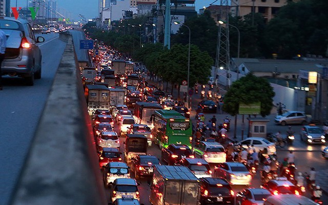 Tai nạn liên tiếp xảy ra, Đại lộ Thăng Long tắc nghẽn nghiêm trọng - Ảnh 12.