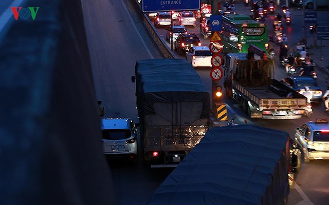 Tai nạn liên tiếp xảy ra, Đại lộ Thăng Long tắc nghẽn nghiêm trọng - Ảnh 13.