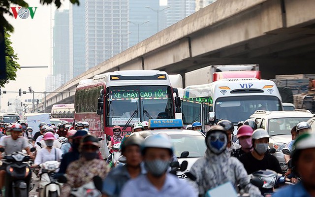 Tai nạn liên tiếp xảy ra, Đại lộ Thăng Long tắc nghẽn nghiêm trọng - Ảnh 3.