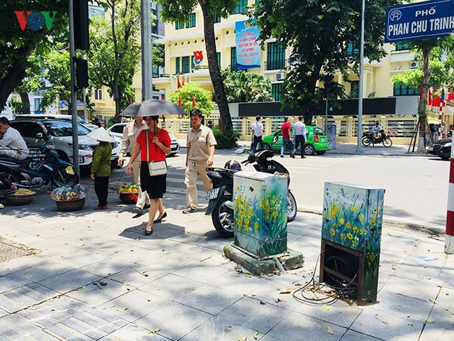 Hà Nội: Hình vẽ hoa trên tủ điện làm đường phố dịu mát ngày hè - Ảnh 5.