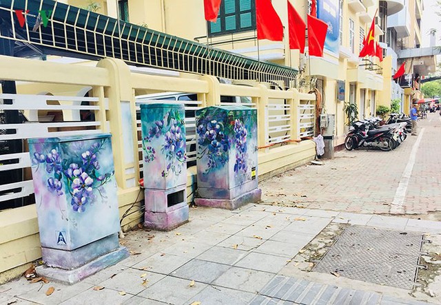 Hà Nội: Hình vẽ hoa trên tủ điện làm đường phố dịu mát ngày hè - Ảnh 6.