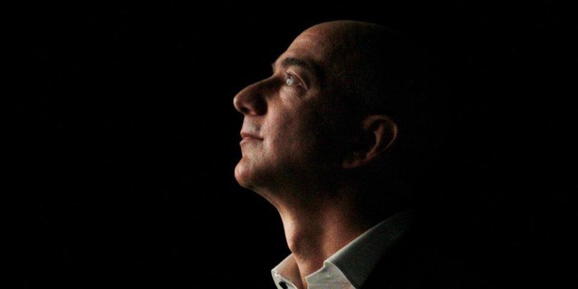 Một lần làm bà ngoại khóc và bài học nhớ đời của CEO Amazon Jeff Bezos về sự tử tế - Ảnh 1.