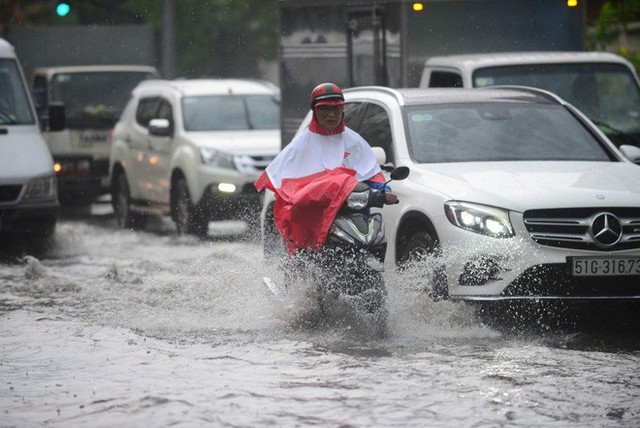  Tuyến đường có máy bơm công suất lớn ở Sài Gòn biến thành sông sau cơn mưa lớn - Ảnh 4.