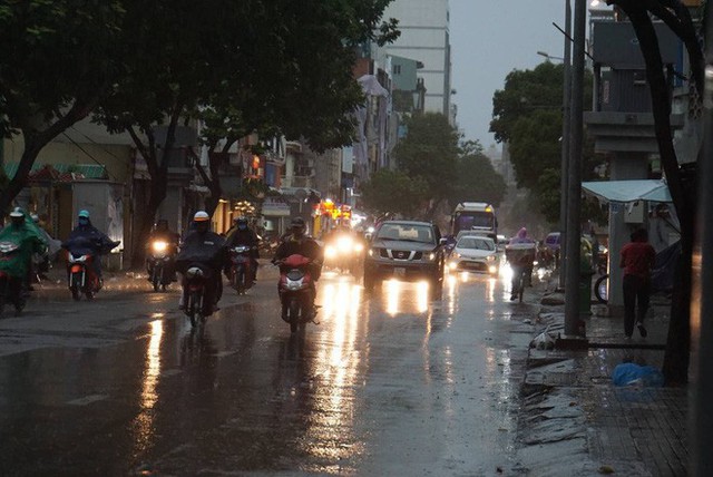  Mưa lớn, người Sài Gòn bật đèn xe chạy giữa ban ngày - Ảnh 2.