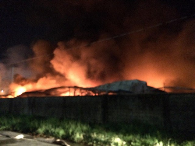  Đang cháy lớn tại công ty rộng 1.500 m2 ở Sài Gòn - Ảnh 1.