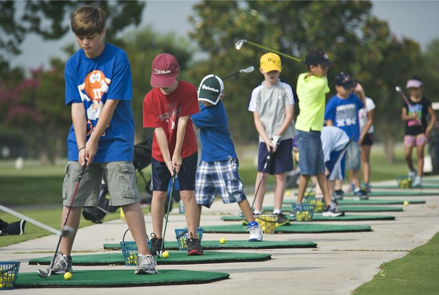 Những bài học cuộc sống quý giá golf có thể dạy cho con bạn - Ảnh 1.