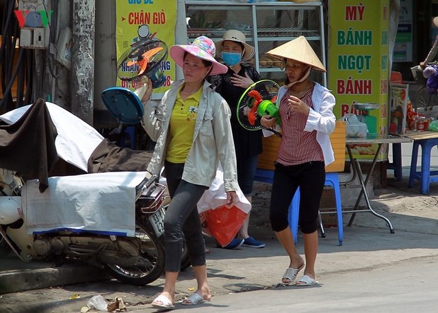 Dân Hà Nội khổ sở tìm cách chống nắng nóng đầu hè - Ảnh 16.