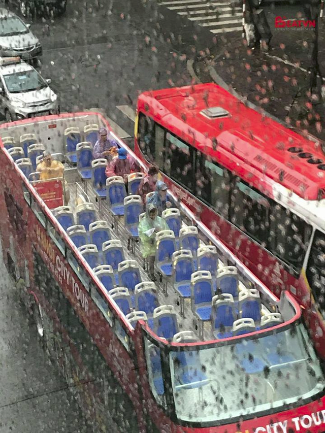  Du khách đội mũ, mặc áo mưa ngồi ngắm Hà Nội trên xe buýt 2 tầng - Ảnh 1.