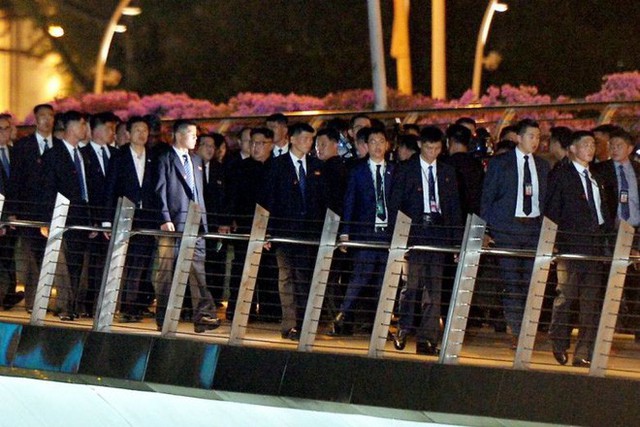  [NÓNG]: Ông Kim Jong-un bất ngờ xuống phố vãn cảnh đêm Singapore sau một ngày im lặng - Ảnh 3.