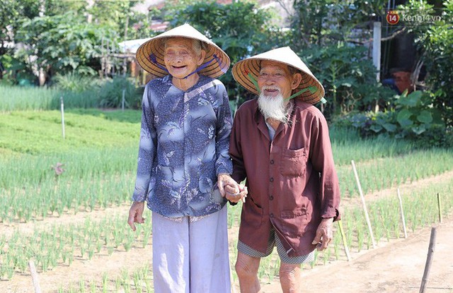 Nhiếp ảnh gia người Pháp chụp bộ ảnh đôi vợ chồng 94 tuổi và phía sau đó là một cổ tích tình già siêu dễ thương ở làng rau Trà Quế - Ảnh 13.