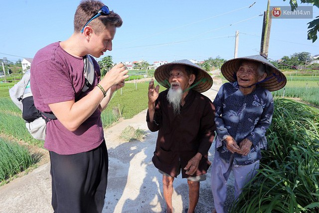 Nhiếp ảnh gia người Pháp chụp bộ ảnh đôi vợ chồng 94 tuổi và phía sau đó là một cổ tích tình già siêu dễ thương ở làng rau Trà Quế - Ảnh 14.