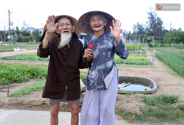 Nhiếp ảnh gia người Pháp chụp bộ ảnh đôi vợ chồng 94 tuổi và phía sau đó là một cổ tích tình già siêu dễ thương ở làng rau Trà Quế - Ảnh 16.