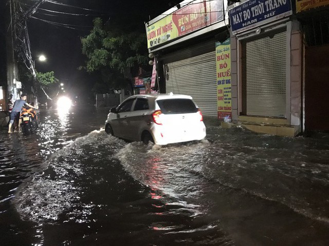  Hà Nội: Hàng trăm xe chết máy sau trận mưa lớn - Ảnh 21.