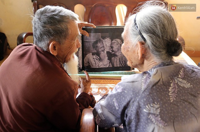 Nhiếp ảnh gia người Pháp chụp bộ ảnh đôi vợ chồng 94 tuổi và phía sau đó là một cổ tích tình già siêu dễ thương ở làng rau Trà Quế - Ảnh 3.