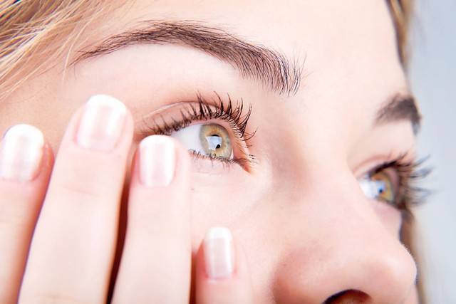 Vệt đỏ trong mắt có thể ngầm báo hiệu một số vấn đề sức khỏe nghiêm trọng - Ảnh 4.