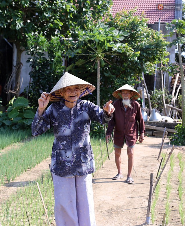 Nhiếp ảnh gia người Pháp chụp bộ ảnh đôi vợ chồng 94 tuổi và phía sau đó là một cổ tích tình già siêu dễ thương ở làng rau Trà Quế - Ảnh 5.