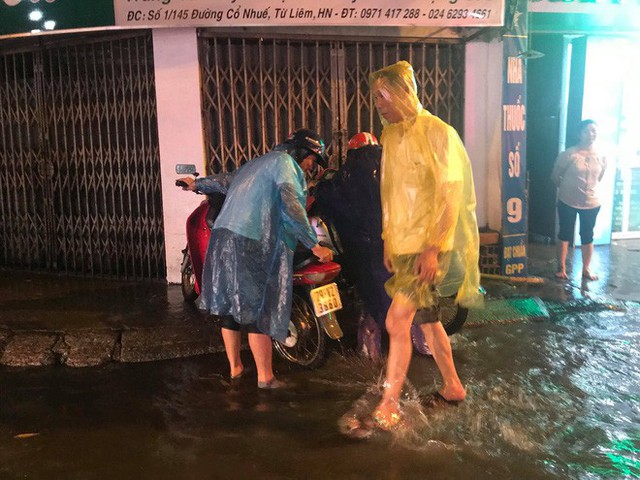  Hà Nội: Hàng trăm xe chết máy sau trận mưa lớn - Ảnh 7.