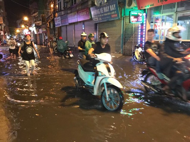  Hà Nội: Hàng trăm xe chết máy sau trận mưa lớn - Ảnh 10.